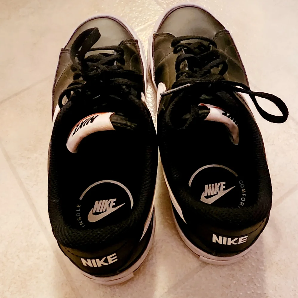 Nike - Picture 3 of 4